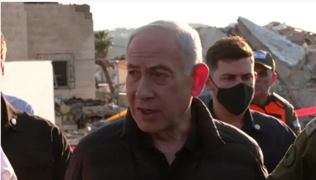 Le Premier ministre israélien visite un site touché par un missile iranien