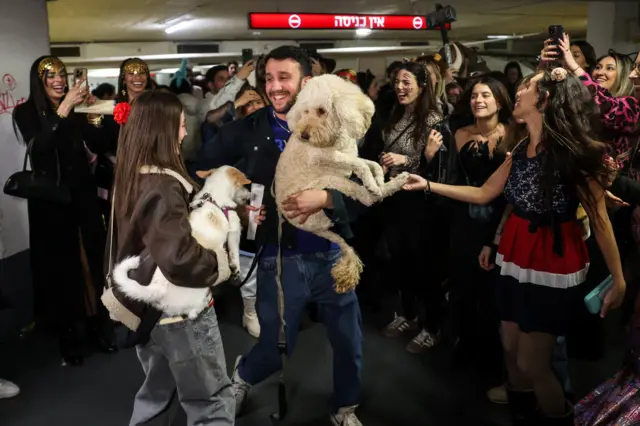 جشن عید پوریم در یک پارکینگ زیرزمینی در تلآویو که به عنوان پناهگاه استفاده میشود