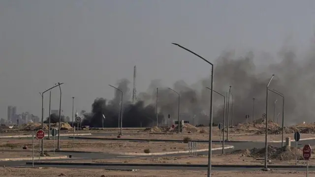 Uçakların düşmesinin ardından Kuveyt'te yükselen dumanlar