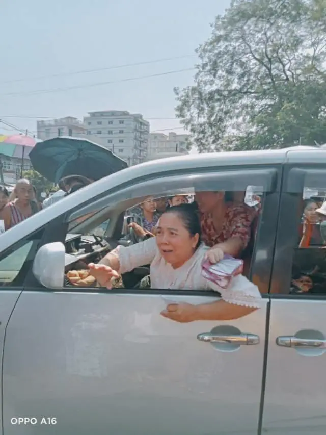 ဒီနေ့ လွတ်ငြိမ်းနဲ့ အင်းစိန်ထောင်ကနေ လွတ်လာတဲ့ ဒေါ် မိုးမိုးစုကြည်