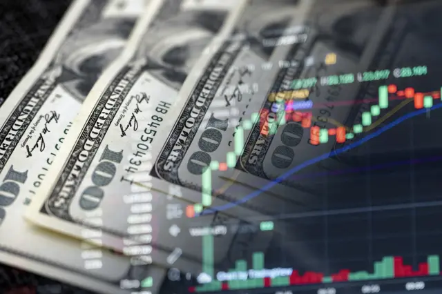 Dólar sobe e petróleo dispara