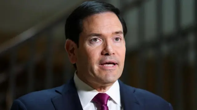 Marco Rubio siyah ceketli beyaz gömlekli konuşuyor.