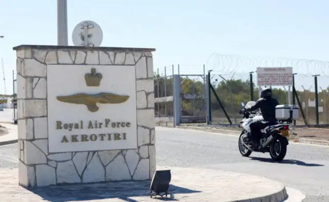 সাইপ্রাসের আক্রোতিরি রয়েল এয়ার ফোর্স বেইজে প্রবেশের ফটক