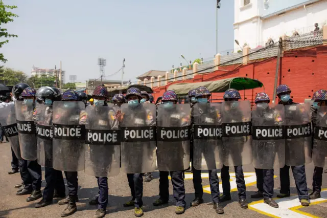 ၂၀၂၁ ခုနှစ် ရန်ကုန်မြို့ပေါ်က အာဏာသိမ်းမှုဆန့်ကျင်ကြောင်းဆန္ဒပြပွဲကို ဖြိုခွင်းခဲ့တဲ့ ရဲတပ်ဖွဲ့ဝင်တွေ