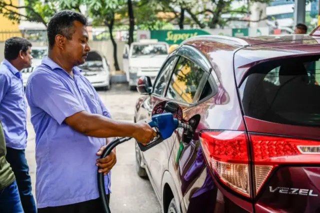 গাড়িতে তেল ভরা হচ্ছে