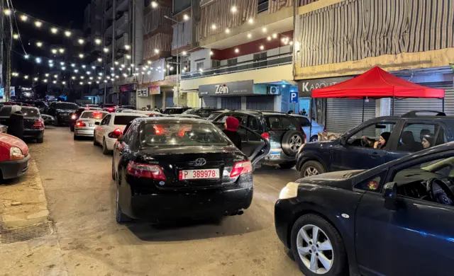سكان في ضاحية بيروت الجنوبية يستقلون سياراتهم لمغادرة المنطقة على خلفية الضربات الإسرائيلية