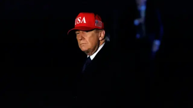 دونالد ترامپ با یک کلاه سرخ به سر