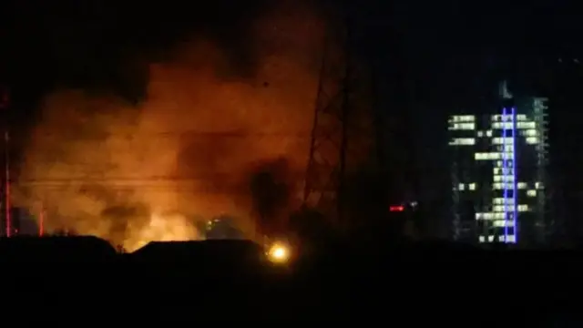 تصویری از برخاستن دود بر فراز میدان هوایی اربیل در کردستان عراق