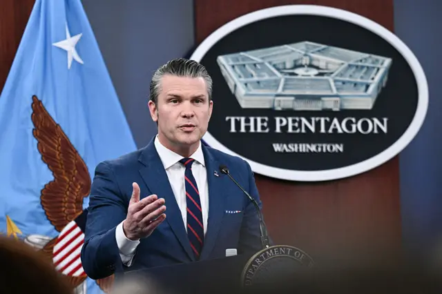Le secrétaire américain à la Défense, Pete Hegseth, s'exprime lors d'une conférence de presse sur l'action militaire américaine en Iran, au Pentagone à Washington, DC, le 2 mars 2026.