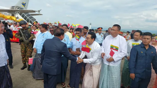 စစ်ခေါင်းဆောင်ရဲ့ တရုတ်ခရီးစဉ်ပြန်အလာကို ကြိုဆိုနေတဲ့ အနုပညာရှင်တွေ
