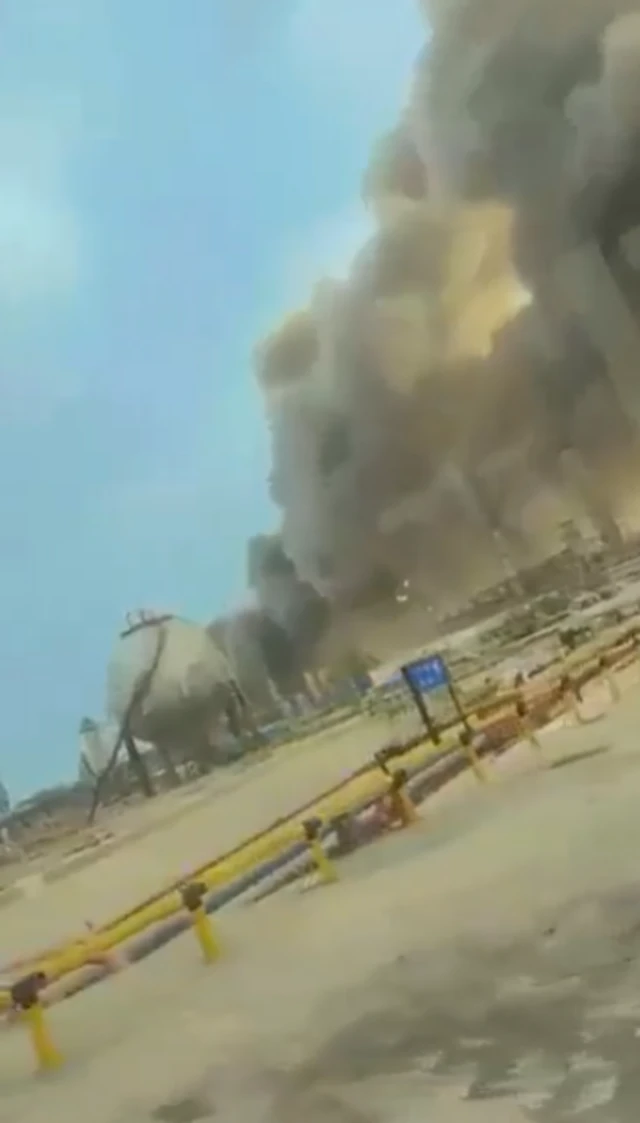 Imagem extraída de um vídeo verificado pela BBC, mostrando fumaça envolvendo a área próxima à refinaria