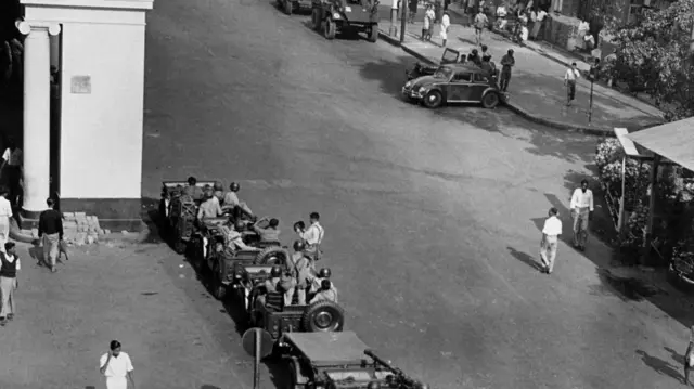 ၁၉၆၂ ခုနှစ် စစ်အာဏာသိမ်းမှုဖြစ်အပြီး ၂ ရက်အကြာ မတ်လ ၄ ရက်မှာ ရန်ကုန်မြို့မှာ လုံခြုံရေးစောင့်နေတဲ့ စစ်သားတွေ