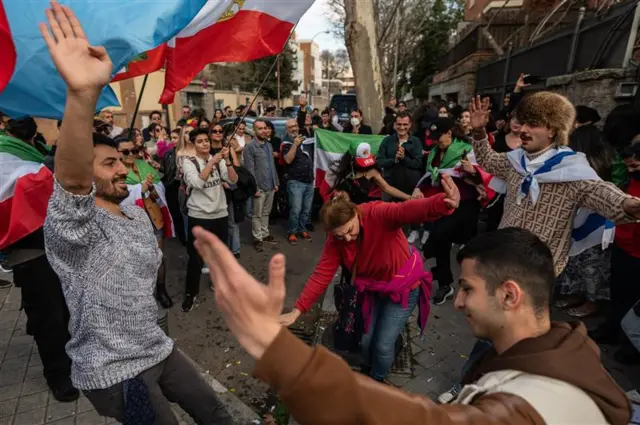 کشه شدن علی خامنه‌ای - رقص و شادی ایرانیان در کشورهای مختلف اروپا