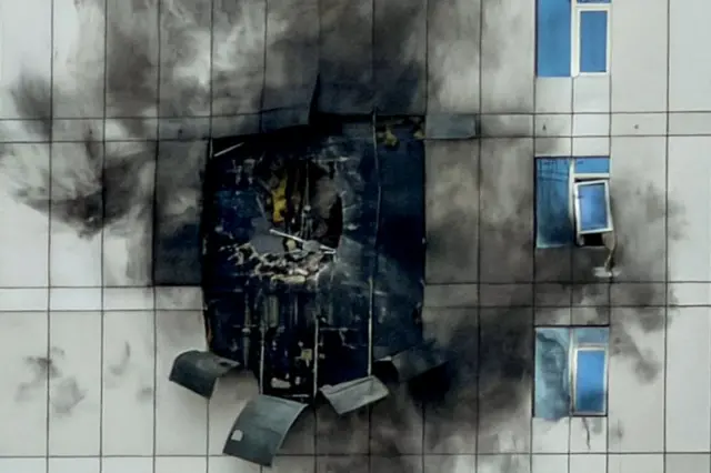 একটি ভবনের একাংশ পুড়ে গেছে।