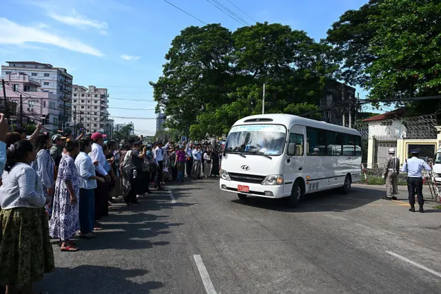 ၂၀၂၅ နိုဝင်ဘာ ၂၇ ရက်တုန်းက အင်းစိန်အကျဉ်းထောင်ကနေ အကျဉ်းသားတွေပြန်လွှတ်ပေးတဲ့မြင်ကွင်း