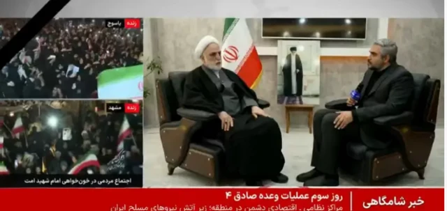 صور من التلفزيون الإيراني الحكومي تظهر مسيرات لتجمعات حداداً على وفاة آية الله علي خامنئي.