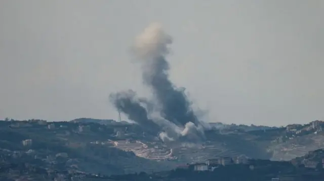 Explosões no Líbano, vistas de Israel, após troca de tiros entre o Hezbollah libanês, apoiado pelo Irã, e Israel