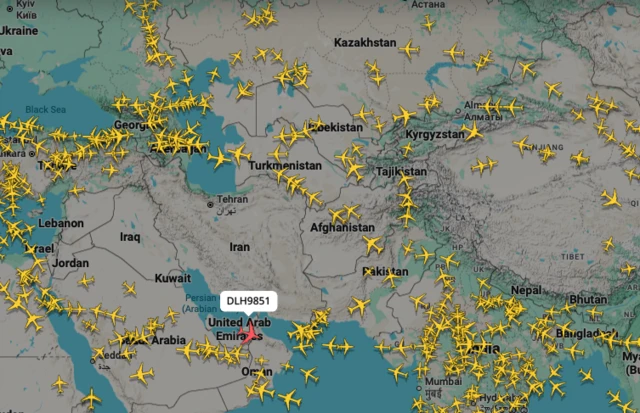 Скриншот с сервиса FlightRadar24, показывающий полеты на Ближнем Востоке