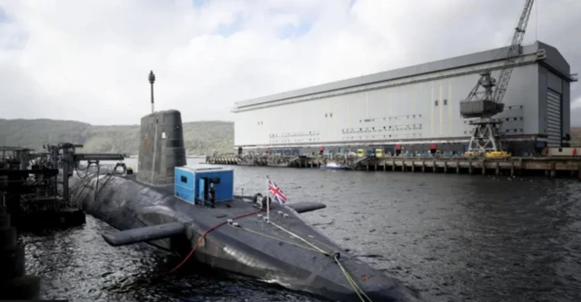 Limanda bulunan bir denizaltıyı görüyoruz.