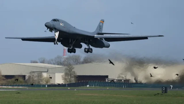 Бомбардировщики ВВС США были замечены взлетающими с авиабазы ​​RAF Fairford после того, как Великобритания разрешила использовать базу для «оборонительных» миссий