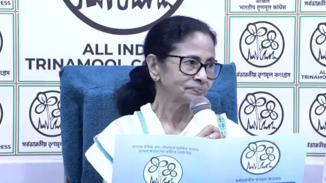 কালীঘাটে নিজের বাড়ি থেকে ইশতেহার ঘোষণার সময়হয়ে মমতা ব্যানার্জী