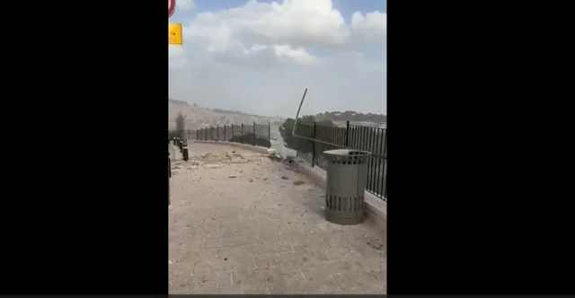 فجوة في الطريق قرب أحد أسوار البلدة القديمة في القدس بعد سقوط ما يعتقد أنها شظايا صاروخ
