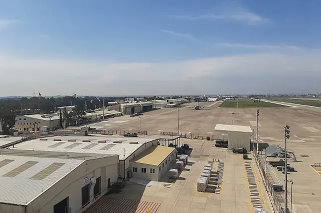 İncirlik tesisinde tek katlı geniş bir bina çatısı neredeyse düz görünüyor.