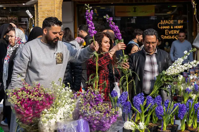 तेहरान में नवरोज़ की तैयारी करते लोग