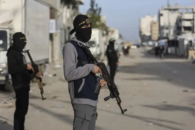 انتشر عناصر من كتائب عز الدين القسام التابعة لحركة حماس وكتائب القدس التابعة لحركة الجهاد الإسلامي عند التقاطعات لأداء صلاة عيد الفطر، إيذاناً بانتهاء شهر رمضان المبارك، في ساحة السرايا بمدينة غزة في 20 مارس/آذار 2026.