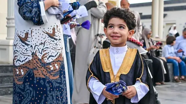 সংযুক্ত আরব আমিরাতের একটি মসজিদে ঈদ জামাতে এসেছে শিশুটি