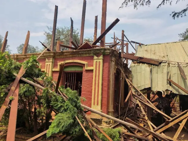 လေကြောင်းတိုက်ခိုက်ခံရတဲ့ နဘက်ရွာ