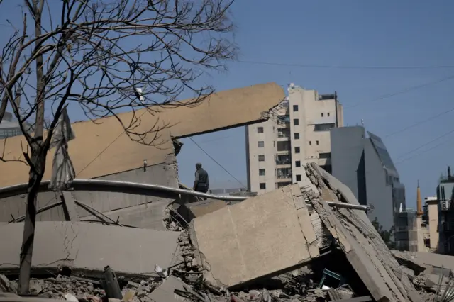 رجل يقف وسط الأنقاض في موقع غارة إسرائيلية، في أعقاب تصعيد بين حزب الله وإسرائيل وسط الصراع الأمريكي الإسرائيلي مع إيران، في حي زقاق البلاط بوسط بيروت، لبنان، 18 مارس/آذار 2026.