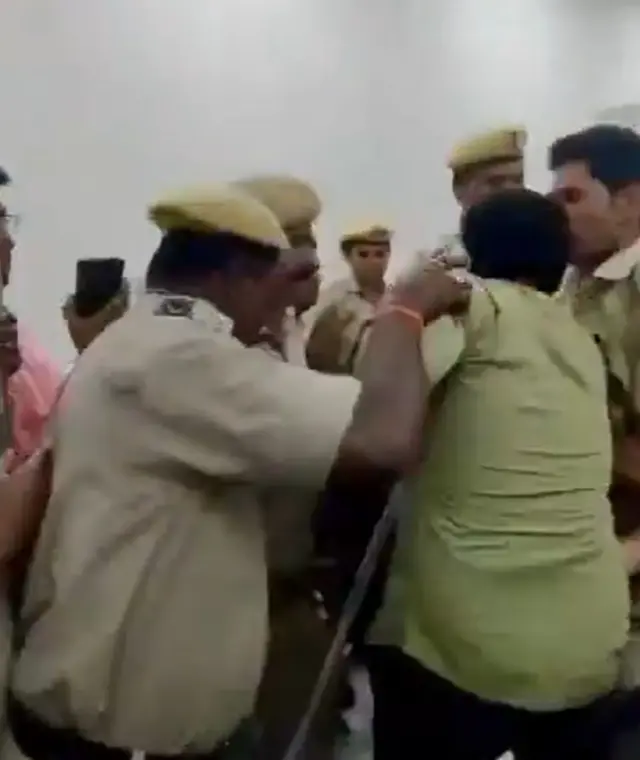 यूएनआई दफ़्तर में पुलिस