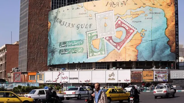 तेहरान में लगा बैनर