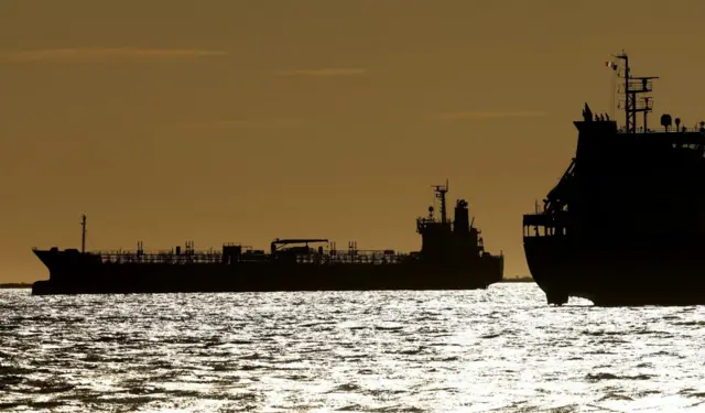 ناقلة بحرية تقل مواد بترولية