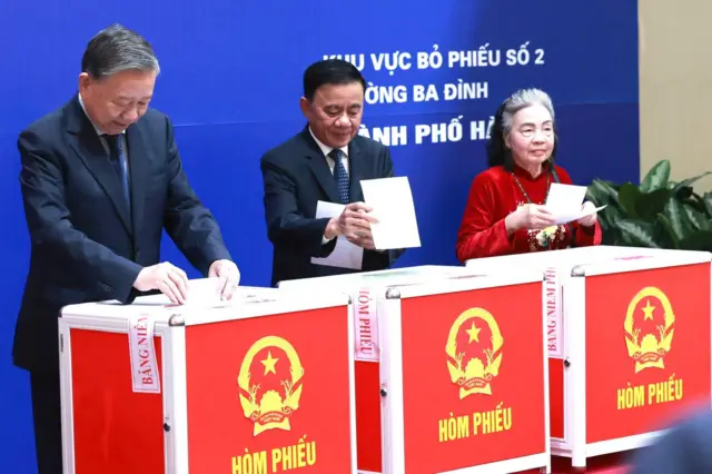 Tổng Bí thư Tô Lâm, Thường trực Ban Bí thư Trần Cẩm Tú và cử tri bỏ phiếu bầu cử tại khu vực bỏ phiếu số 02, phường Ba Đình, Thành phố Hà Nội.