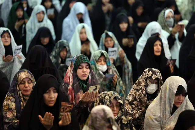 سيدات يرفعن أكفهن في الدعاء خلال صلاة العيد في طهران