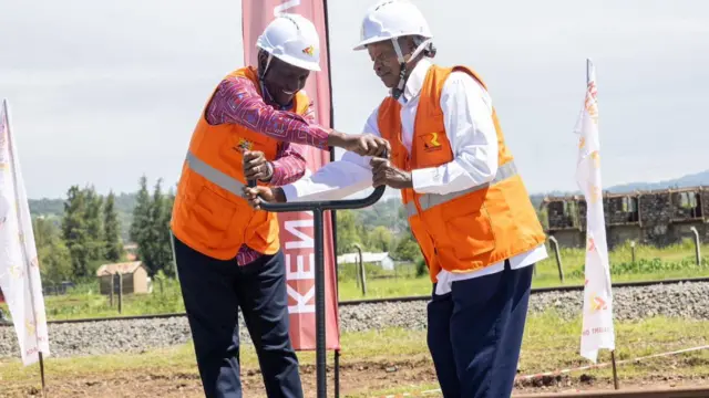 Foto Onyeisiala Ruto na Onyeisiala Museveni oge ha nọ n'ebe okporo ọhụrụ