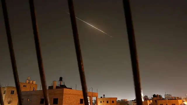 Foto ogbunigwe na-efe n'ikuku