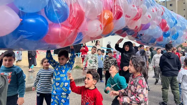 दक्षिणी लेबनान में ईद की छुट्टी का मज़ा लेते बच्चे