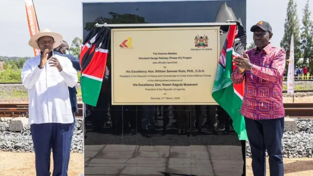 Foto Onyeisiala Ruto na Onyeisiala Museveni oge ha nọ n'ebe okporo ọhụrụ n'ụbọchị Satọde 21 Maachị, 2026