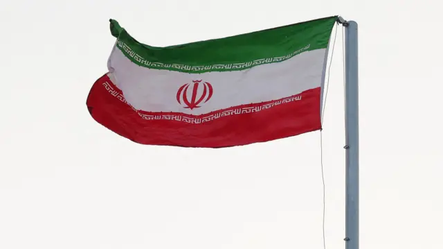 يرفرف العلم الإيراني على سطح السفارة الإيرانية التي أعيد افتتاحها في الرياض، في 6 يونيو/حزيران 2023