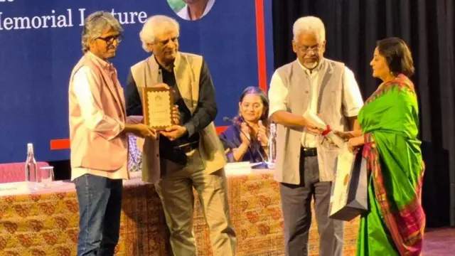 दिल्ली में पी. साईनाथ से पुरस्कार ग्रहण करते हुए तेजस वैद्य