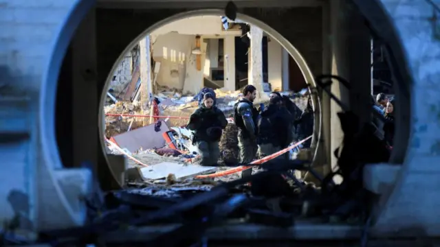 በአራድ በተፈጸመ የሚሳዔል ጥቃት የደረሰ ውድመትን የሚመለከቱ ሶወች