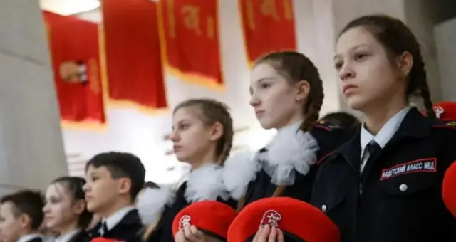 Российские школьницы и школьники на линейке