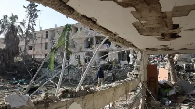 په دیمونا کې د یوې ویجاړې شوې ودانۍ یوه برخه