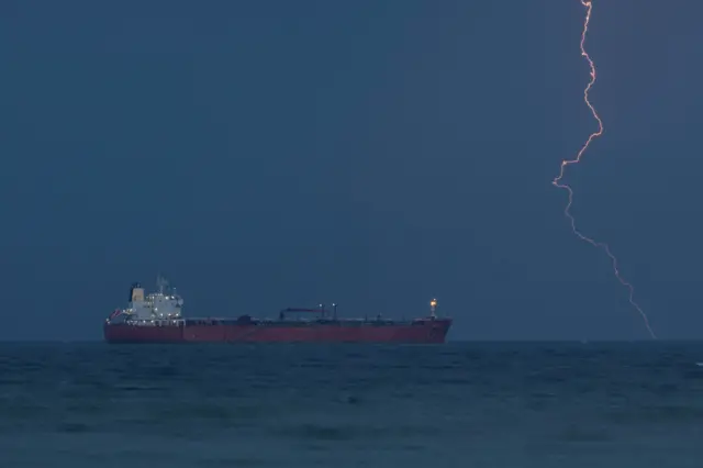 ناقلة النفط "راريتي" ترسو في ميناء السلطان قابوس بمسقط، عُمان، في 21 مارس/آذار 2026