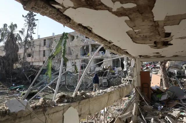 موقع إصابة مباشرة بصاروخ إيراني في حي سكني بمدينة ديمونا