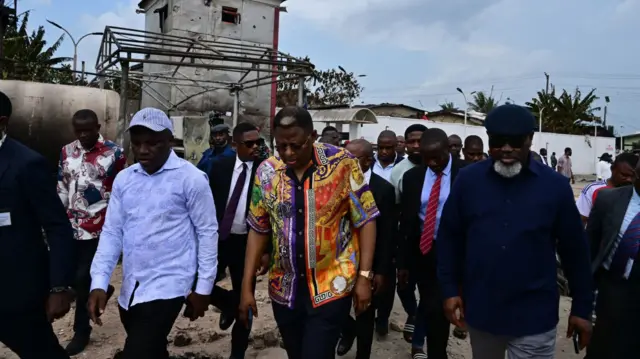 Aka na-achị Cross River Steeti Bassey Otu na ndị ọrụ gọọmentị ya mere njem nleta ebe ihe mgbawa mere ma gbuo ọtụtụ mmadụ