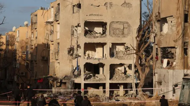 إسرائيل تتفقد الأضرار بعد الهجمات الإيرانية